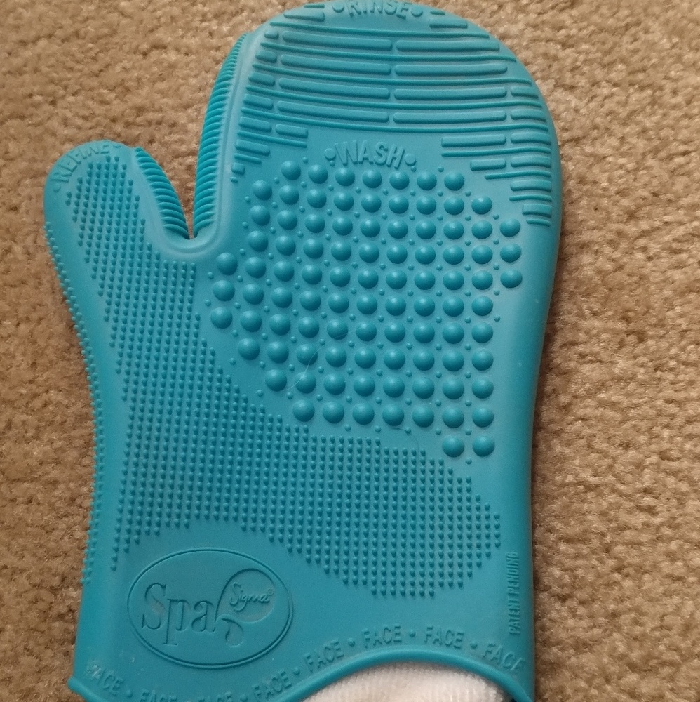 Sigma brush cleansing glove